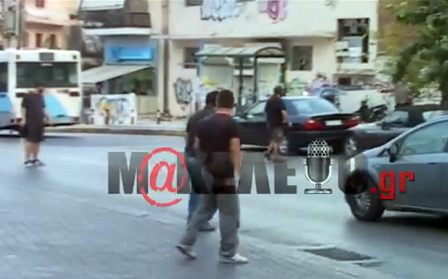 Βίντεο με τον αστυνομικό που έβγαλε πιστόλι στη Δάφνη