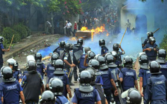 Περίπου 50 τραυματίες σε συγκρούσεις διαδηλωτών-Αστυνομίας στο Μπαγκλαντές