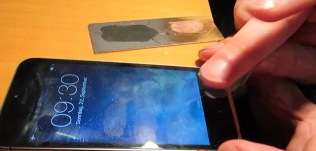 Χάκερ ξεγέλασαν τον αισθητήρα αποτυπωμάτων του iPhone 5S