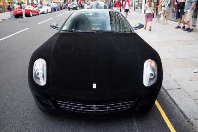 Πάρε αυτή τη Ferrari και όταν πιάσει βροχή θα κλαις με μαύρο...Βελούδο! [photos] 