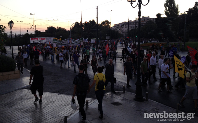 Μεγαλειώδης αντιφασιστική συγκέντρωση στο Σύνταγμα