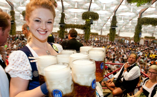 Οι λάτρεις της μπύρας δίνουν ραντεβού στο Oktoberfest