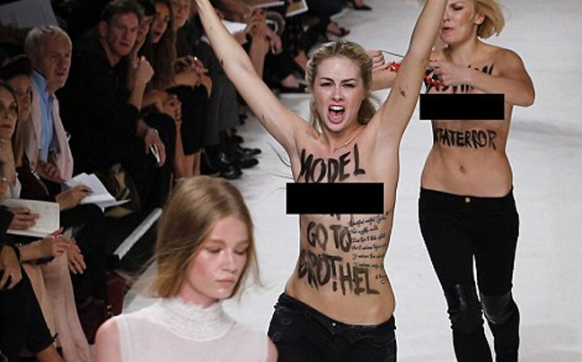 Το μοντέλο Hollie May Saker χτύπησε διαδηλώτρια της FEMEN