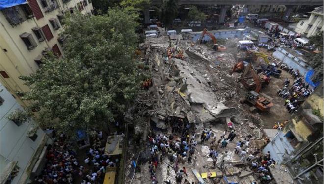 Πενήντα νεκροί από κατάρρευση κτιρίου στην Ινδία
