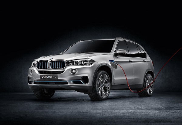 Στην παραγωγή η υβριδική BMW X5