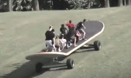 Βόλτα με τo μεγαλύτερο Skateboard στον κόσμο