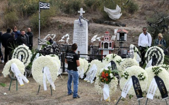 Βεβήλωσαν το μνημείο των νεκρών του ΠΑΟΚ στα Τέμπη