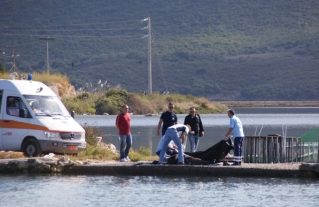 Βρέθηκε πνιγμένος με μια πέτρα στο λαιμό