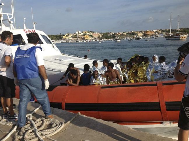 Έφτασαν στο λιμάνι της Μεσίνα 683 μετανάστες