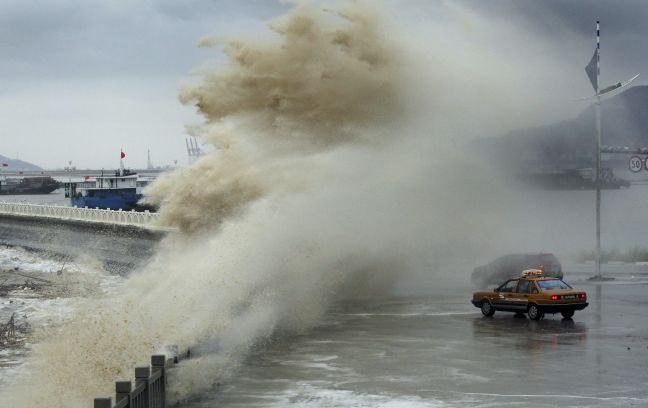 Μέγιστη προειδοποίηση για τον τυφώνα Νεογκούρι