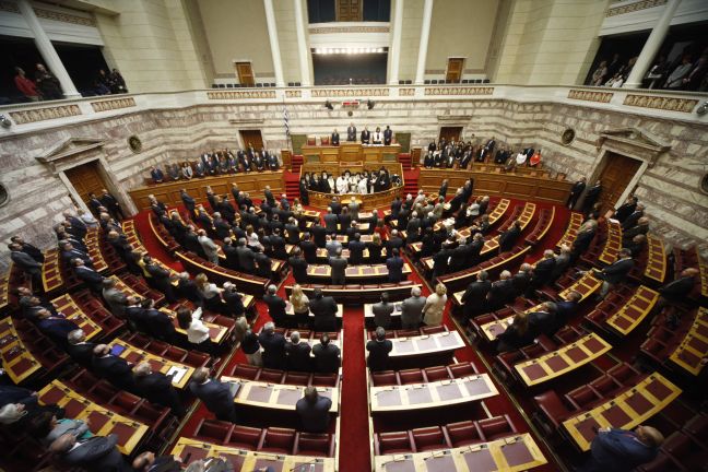 Στη Βουλή η τροπολογία για τους διοικητικούς υπαλλήλους