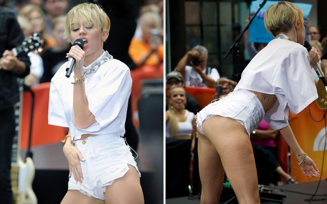 Άλλη μία αποκαλυπτική εμφάνιση από τη Miley Cyrus