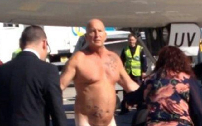 Γυμνός άνδρας καλεί τον πιλότο σε… μάχη