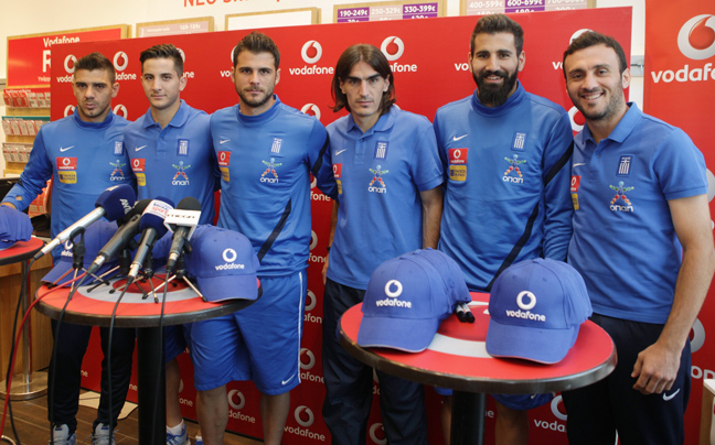 Οι παίκτες της Εθνικής επισκέφθηκαν κατάστημα της Vodafone