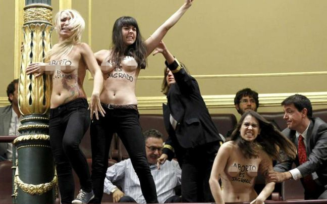 Οι «Femen» ξεγυμνώθηκαν στην ισπανική Βουλή!