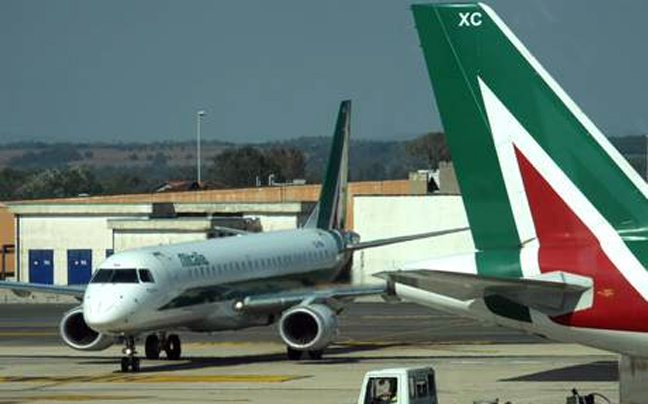 Συναγερμός των ιταλικών συνδικάτων για το μέλλον της Alitalia