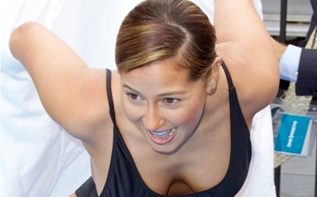 Η Adrienne Bailon στην πισίνα