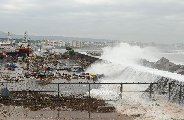Φονικό το πέρασμα του τυφώνα Φαϊλίν στην Ινδία