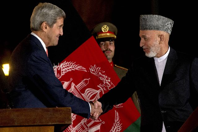 Ο πρώην συνεργάτης των ΗΠΑ στο Αφγανιστάν, Χαμίντ Καρζάι καλεί σε εξέγερση κατά των Αμερικανών