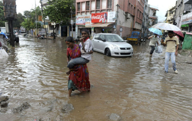 Επτά νεκροί στην Ινδία από τον τυφώνα Φαϊλίν