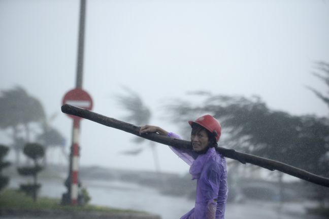 Ο τυφώνας Νάρα εκτοπίζει 122.000 στο Βιετνάμ