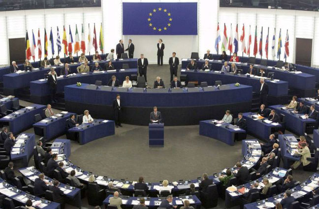 Το Ευρωπαϊκό Κοινοβούλιο καταδικάζει την επέμβαση στην Κριμαία