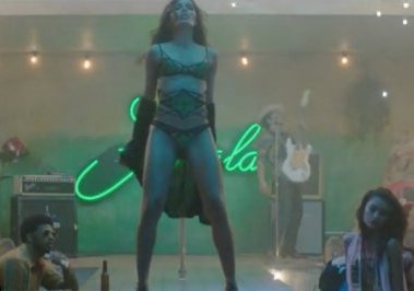 Το pole dancing της Freida Pinto