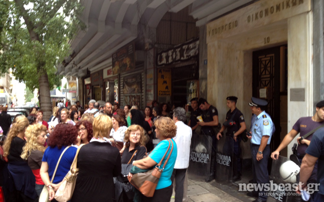 Διαμαρτυρία απολυμένων καθαριστριών στο υπουργείο Οικονομικών