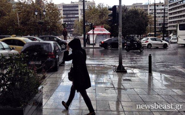 Προετοιμασμένοι οι Αθηναίοι στη μπόρα