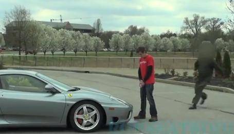 Πώς αντιδρά ο ιδιοκτήτης μιας Ferrari σε τέτοια εικόνα