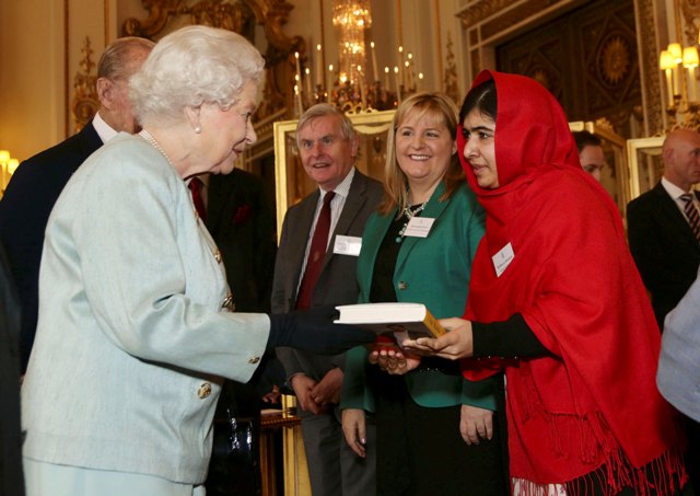 Η Μαλάλα συνάντησε τη βασίλισσα Ελισάβετ Β&#8217;