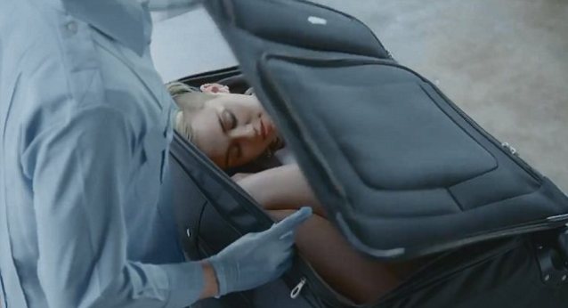 Η Miley κλείστηκε σε μία… βαλίτσα