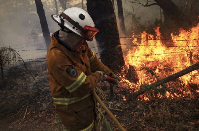 Μάχη με τις φλόγες ενάντια στον καιρό στην Αυστραλία
