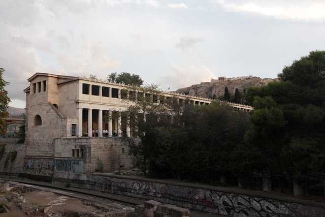 Ψηλαφίζοντας&#8230; αρχαία στη Στοά του Αττάλου