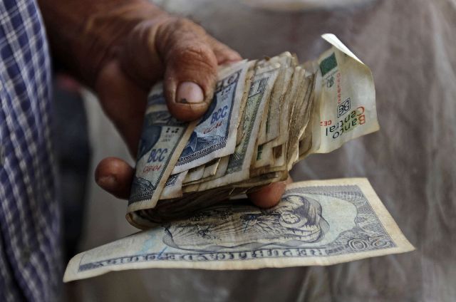 Άρση των περιορισμών για τις αγορές με δολάρια στην Αργεντινή