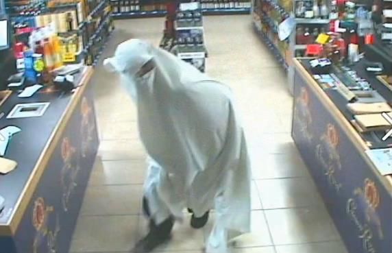 Το&#8230; φάντασμα που εισέβαλε στο κατάστημα ποτών!