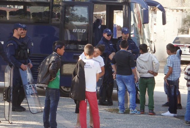 Σε εξέλιξη μεγάλη αστυνομική επιχείρηση σε οικισμό Ρομά