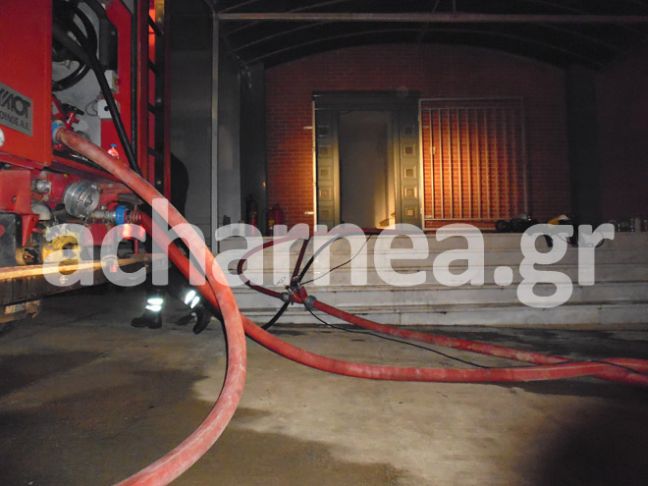 Φωτογραφίες από τη φωτιά σε εργοστάσιο στο Μενίδι
