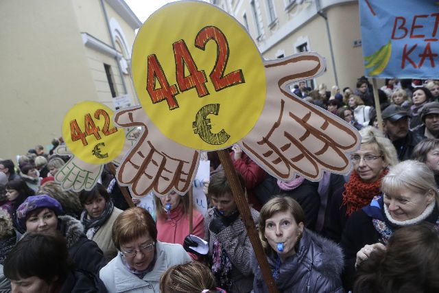 Κατώτατο μισθό 442 ευρώ διεκδικούν οι εκπαιδευτικοί στη Λετονία