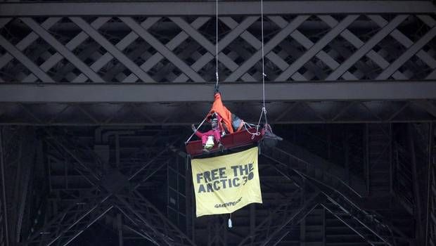 Μέλη της Greenpeace αναρριχήθηκαν στον Πύργο του Άιφελ