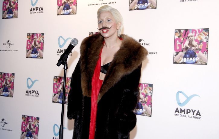 Η Lady Gaga άφησε… μουστάκι!