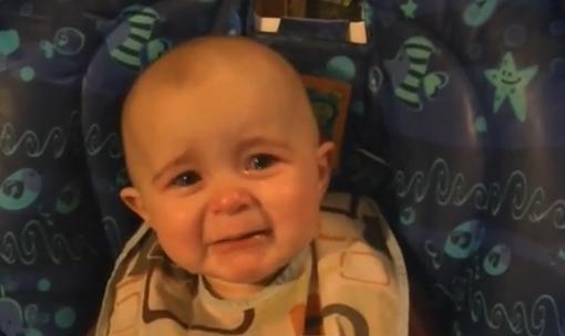 Μωρό δακρύζει στο τραγούδι της μαμάς του