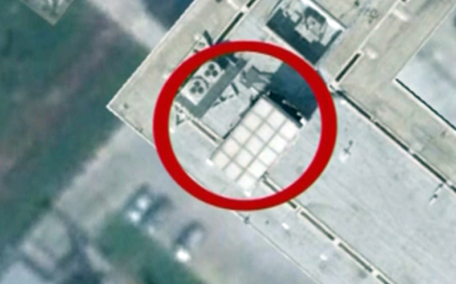 Το άσπρο κοντέινερ στην οροφή της αμερικανικής πρεσβείας