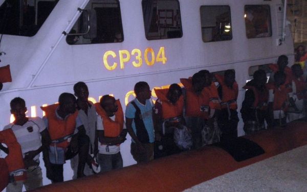 Οι αρχές της Ιταλίας περισυνέλεξαν 327 μετανάστες