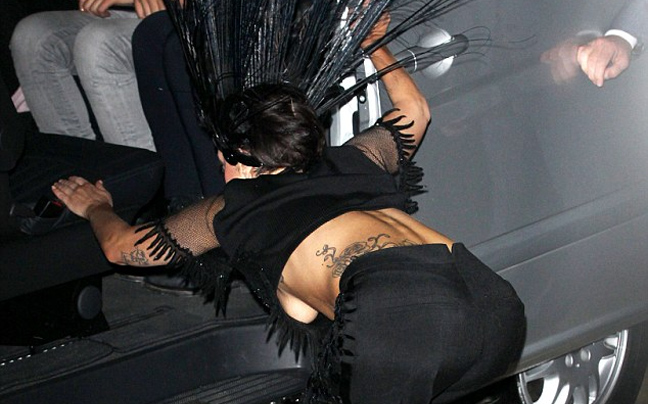 Η Lady Gaga ντύθηκε… παγόνι και μας έδειξε τα κάλλη της!
