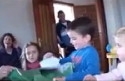 Όταν το δώρο είναι μια φανέλα της Μπαρτσελόνα…