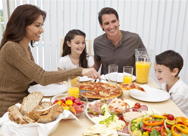 Παιδιά που τρώνε ίδιο φαγητό με τους γονείς τρώνε πιο υγιεινά