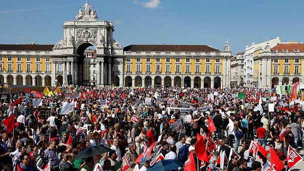 Χιλιάδες άνθρωποι διαδήλωσαν εναντίον της λιτότητας στην Πορτογαλία