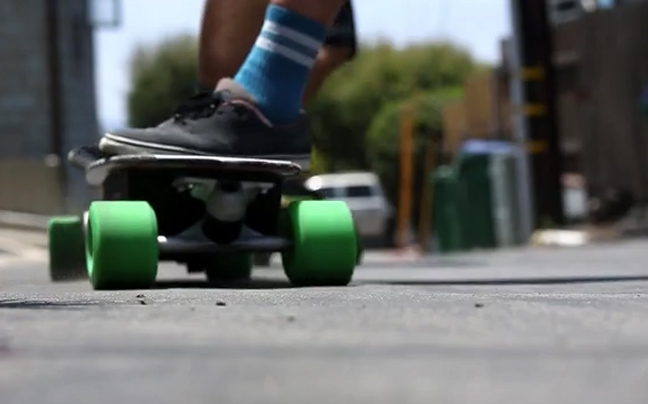 Ένα skateboard για βόλτες εντός και… εκτός δρόμου