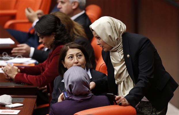 Αντιδράσεις στην Τουρκία για τις βουλευτίνες με τη μαντίλα